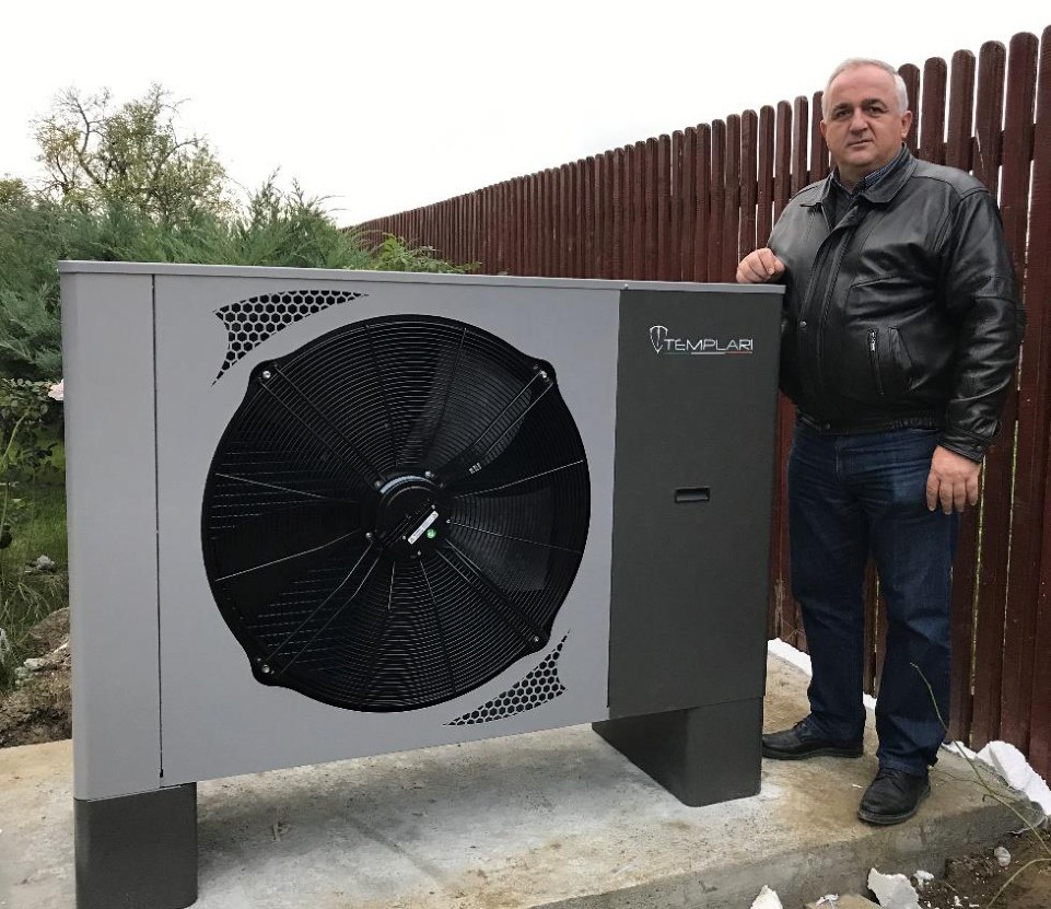 Unitate exterioară pompă de căldură lângă beneficiar – Casă particulară Ulmeni, Ulmeni, Maramureș