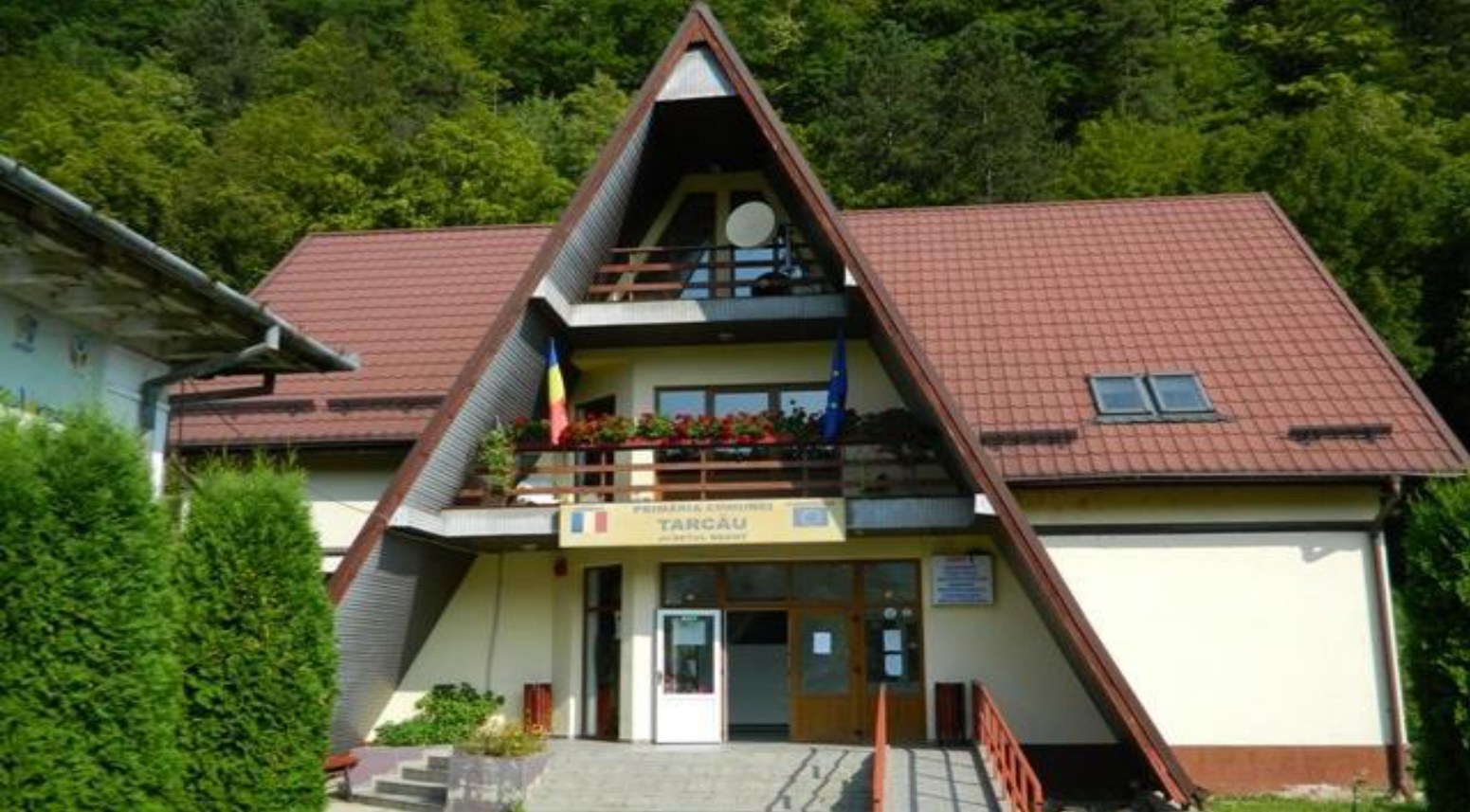 Exteriorul primăriei – Primăria Comunei Tarcău, Tarcău, Neamț