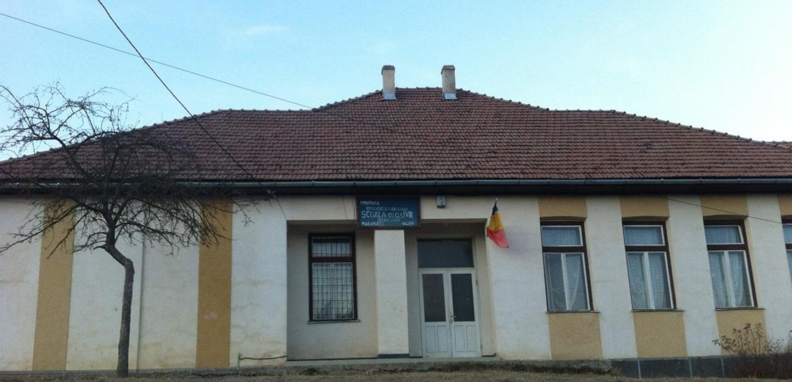 Exteriorul școlii – Școala Generală cu Clasele I–VIII, Văleni, Maramureș